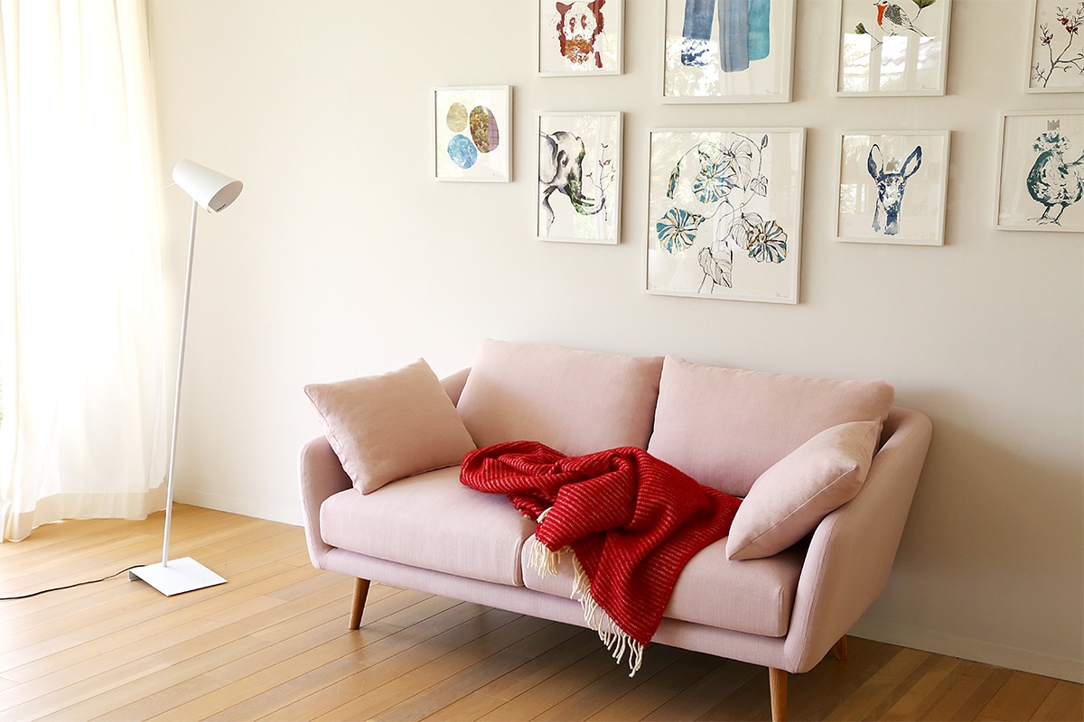 ピンクのソファとアート