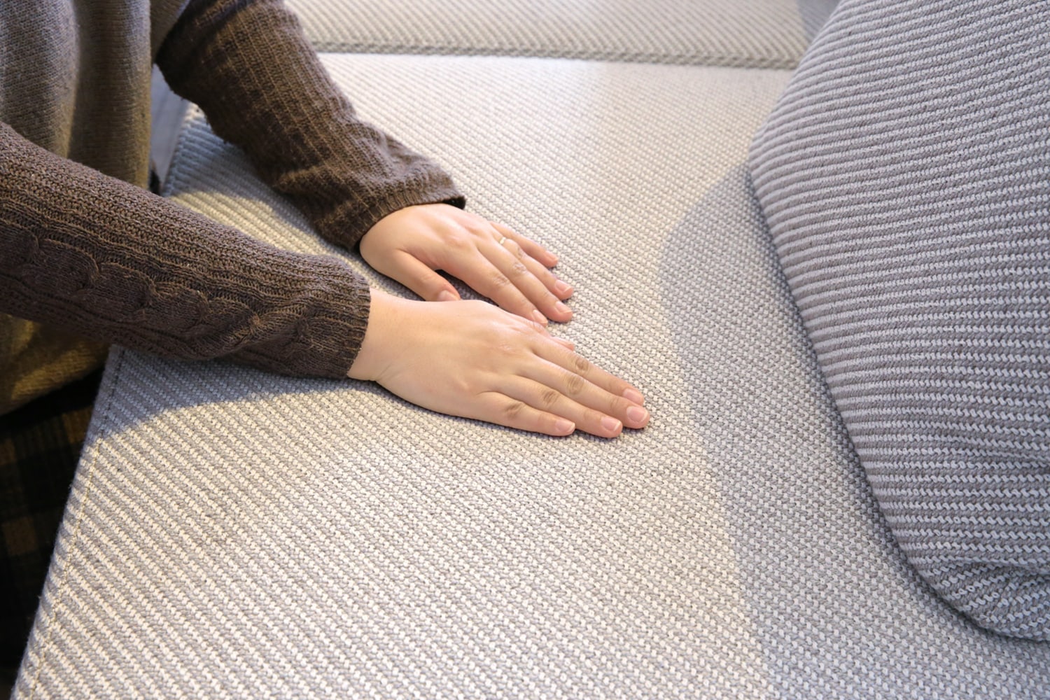 グレーの3人掛けソファ