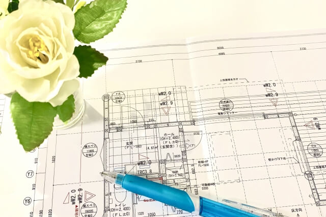 建築図面と青いペンの写真
