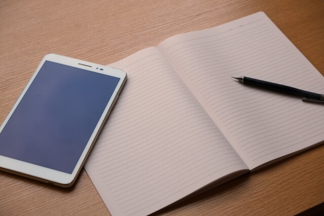 タブレットとノートで学習する様子
