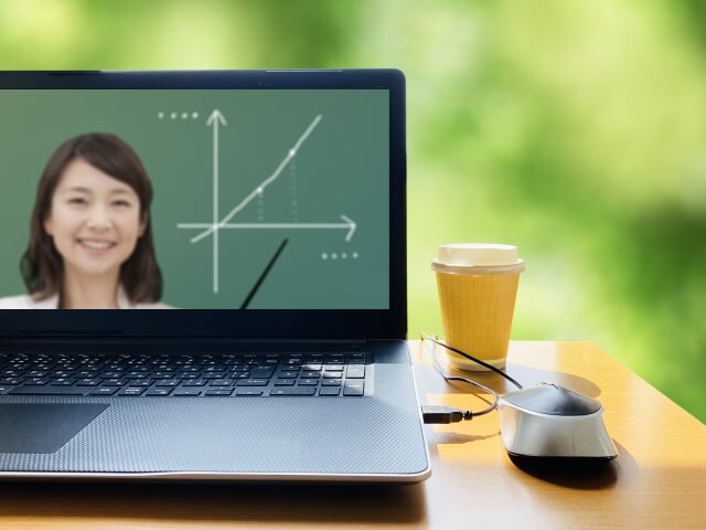 オンライン授業で数学を学ぶ女性