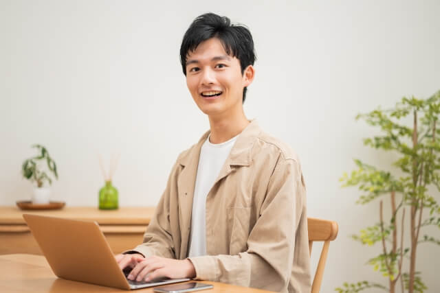オンライン学習中の若い男性の笑顔