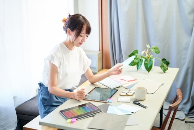 デザインを検討する若い女性の作業