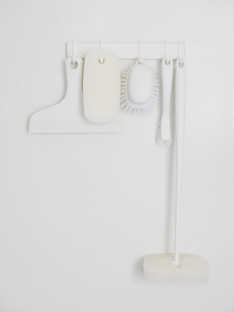 マーナのマグネットフック5連が浴室の壁に取り付けられています