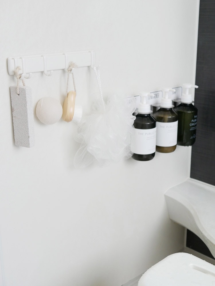 浴室に設置されたマーナのマグネットフック5連