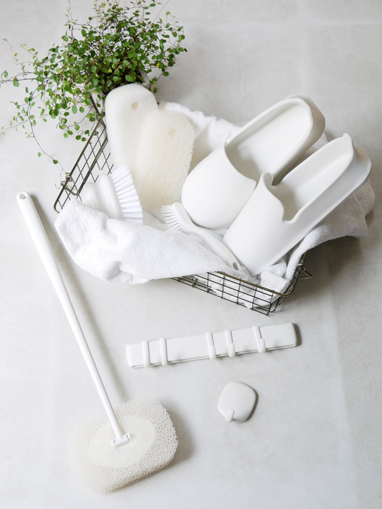 白いマグネットフック5連にタオルが掛かっている画像