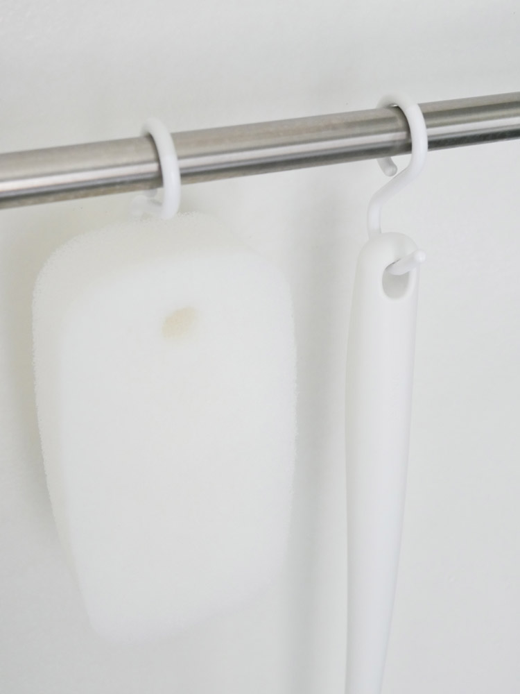 白色の柄付きマーナ製バススポンジ