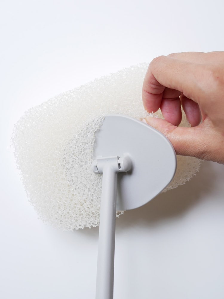 マーナの柄付きお風呂用スポンジとプラスチックブラシ