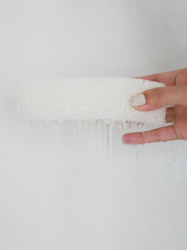 白色の柄付きマーナお風呂用スポンジ