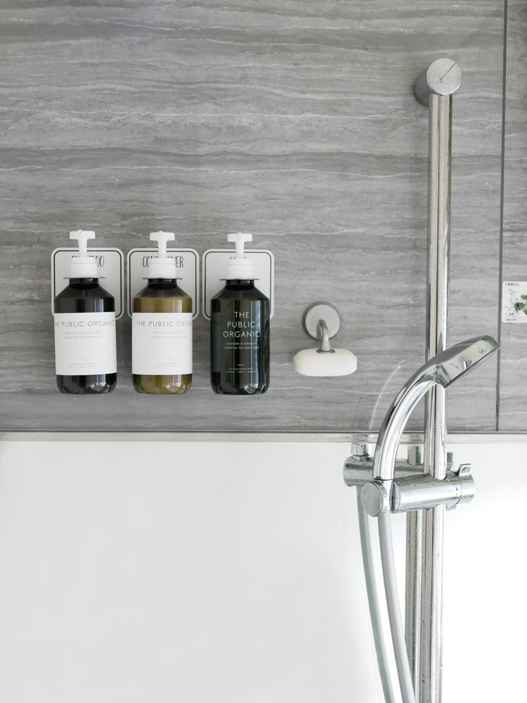 洗面台に設置されたOtelボトルホルダー