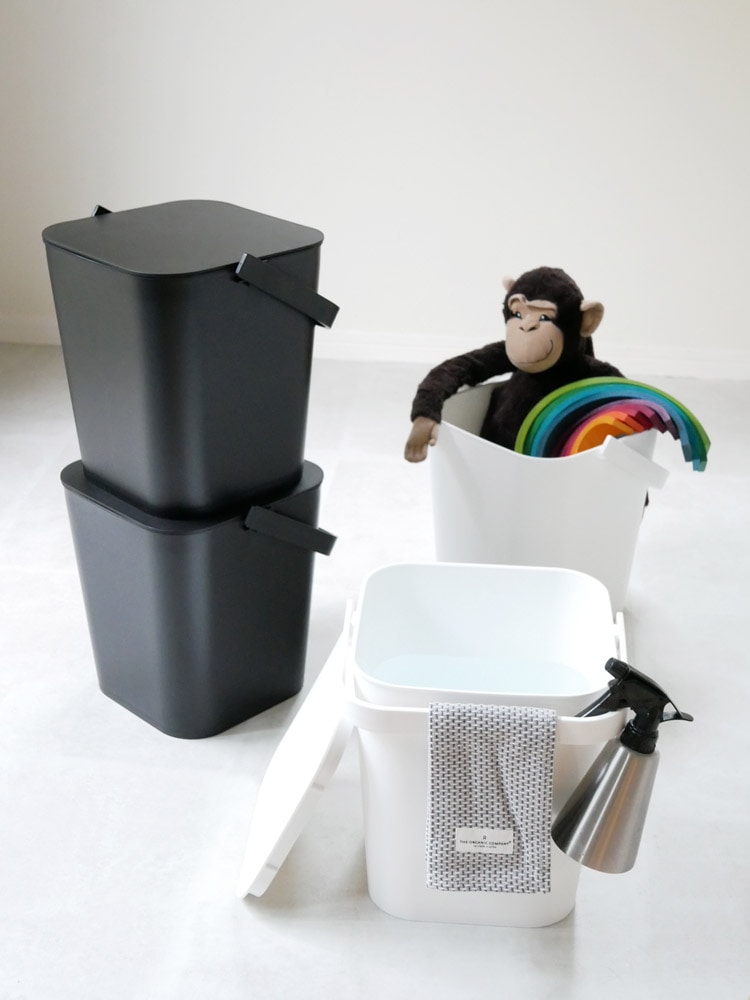 タワーのフタ付バケツに植えられた観葉植物