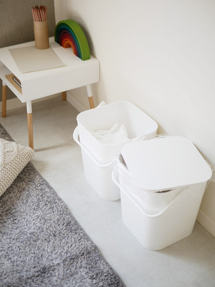 タワーのフタ付きバケツと木製床