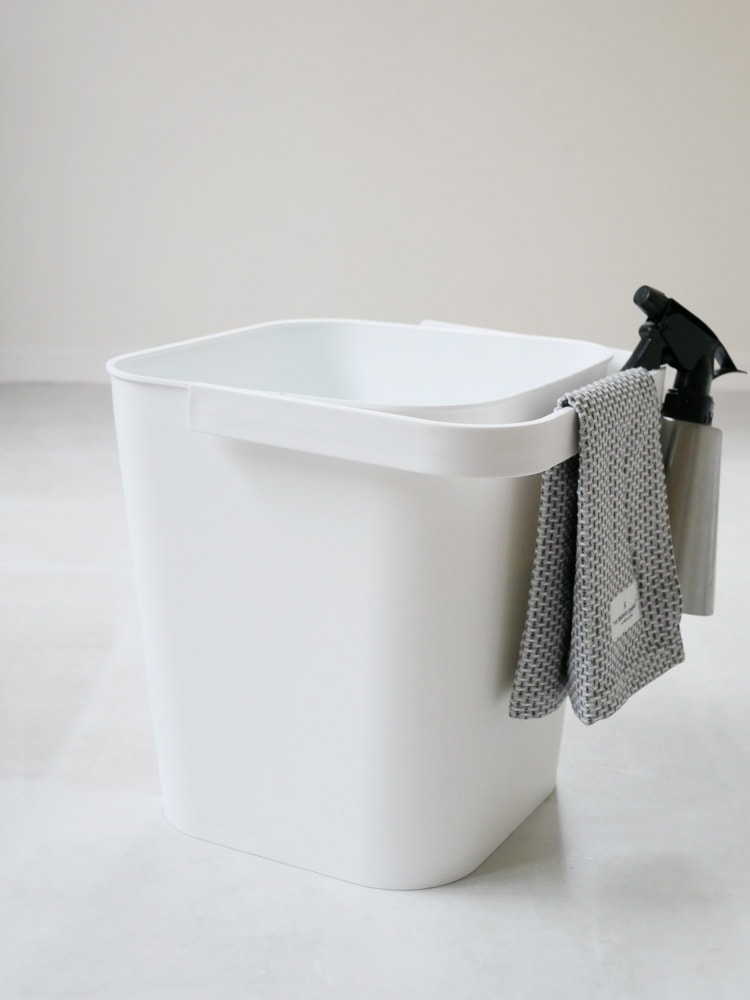 シルバーのフタ付きプラスチック収納バケツ