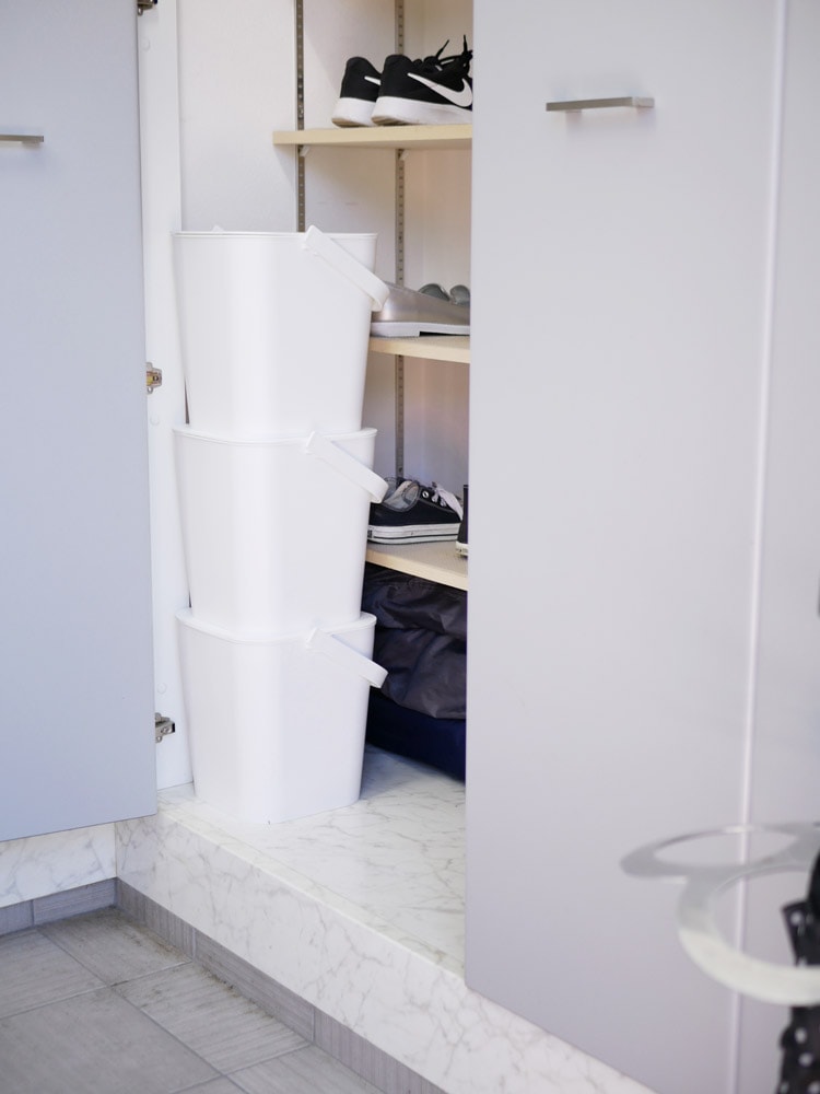 タワーのフタ付バケツが棚に整然と並んでいる