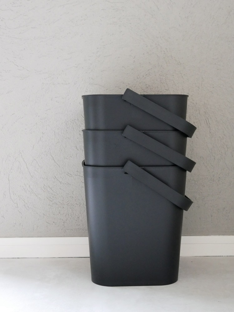 灰色と銀色の蓋付きプラスチックバケツ