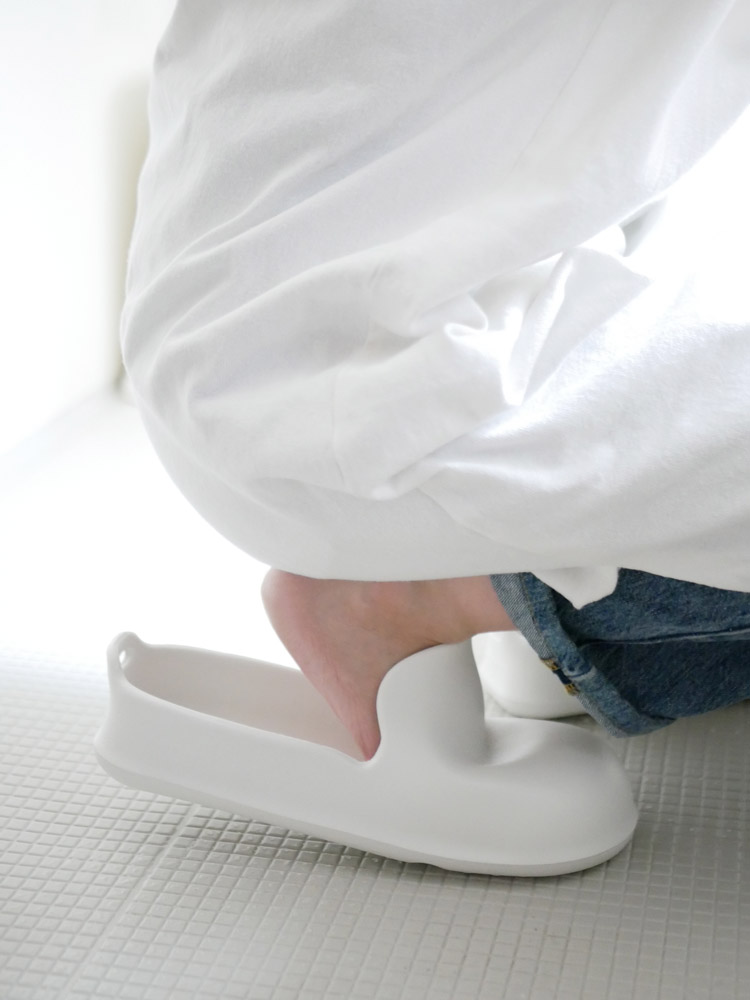 マーナのプラスチックスリッパを履いた子供の足