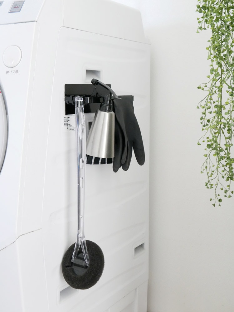 towerブランドのスチール製マグネットバスブーツホルダー。3つのフックが付いており、玄関や浴室でバスブーツを整理して収納できます。