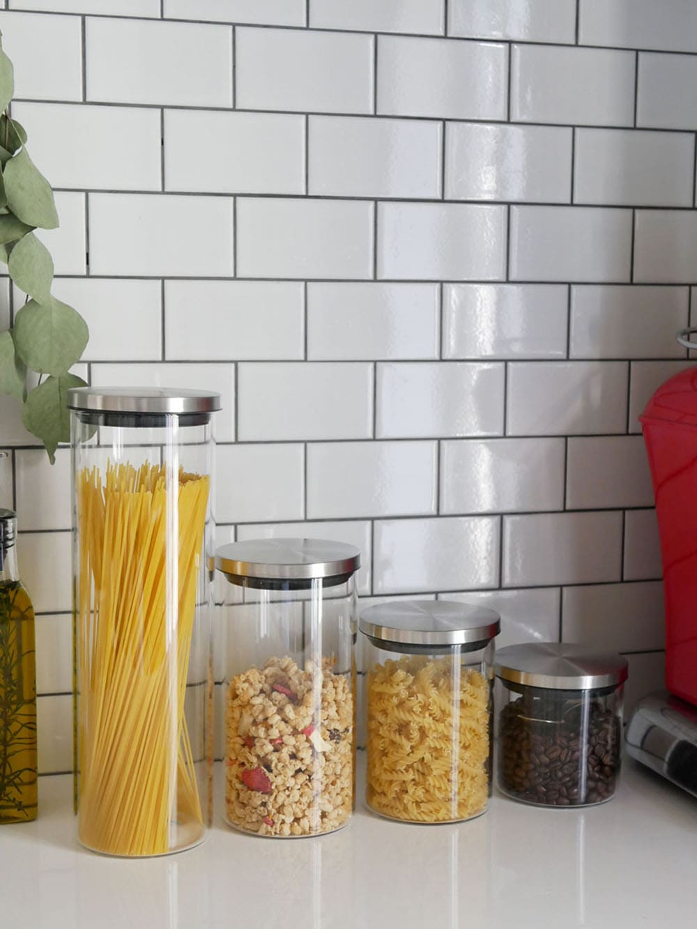 SALUS/セイラスのスカンディックキャニスター、耐熱ガラス製の食品保存容器がステンレス蓋付きでキッチンの棚に並んでいる様子