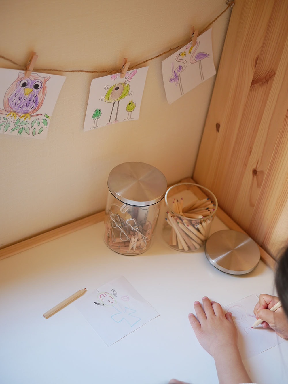 耐熱ガラス製のSALUSスカンディックキャニスターが木製の表面に置かれている画像