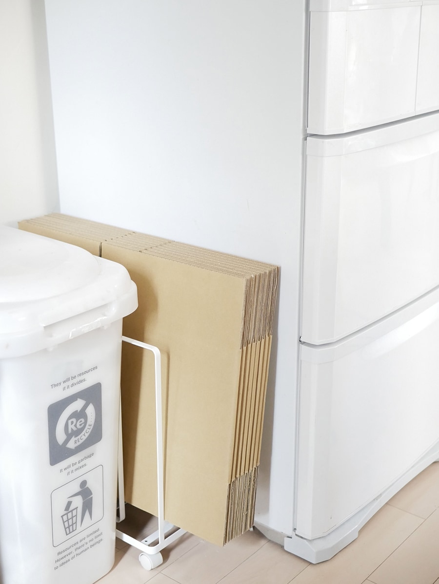 YAMAZAKI製タワー型ダンボールストッカー。スチール製の多段収納キャビネットに引き出しと蓋が付いており、ナイロンキャスターが備わっている