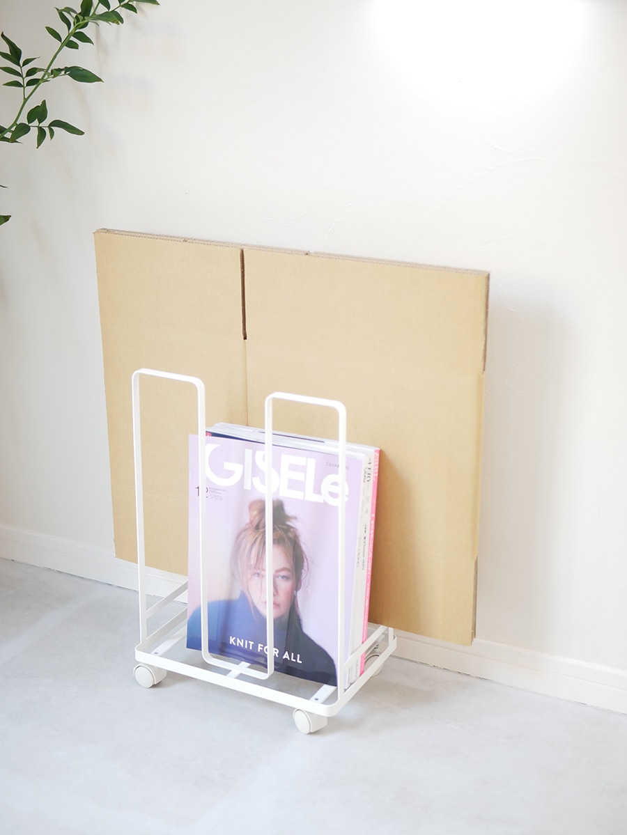 YAMAZAKI製タワーダンボールストッカー。スチール製キャスター付き、サイズ約30×23×43.5cm