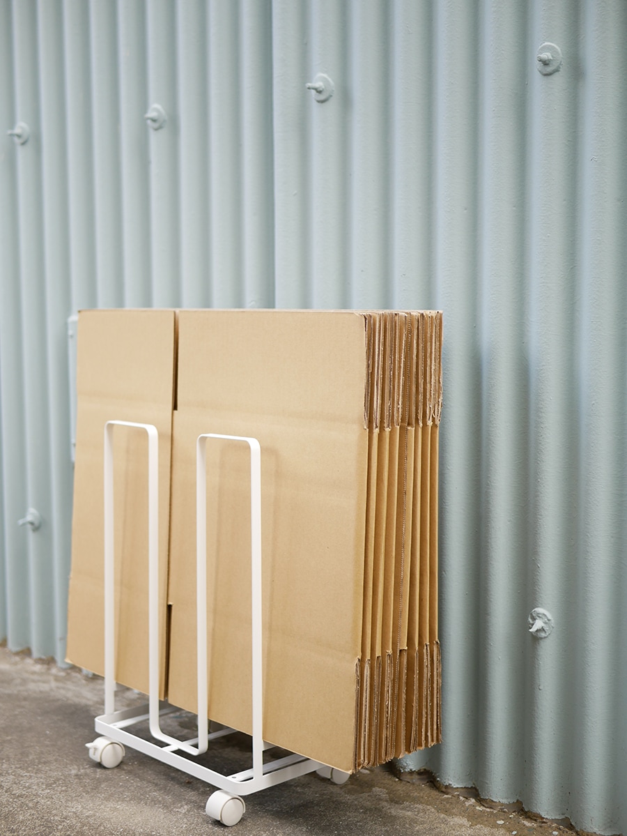 YAMAZAKI製タワーダンボールストッカー、木目調スチール本体の組み立て式収納棚、ナイロンキャスター付き