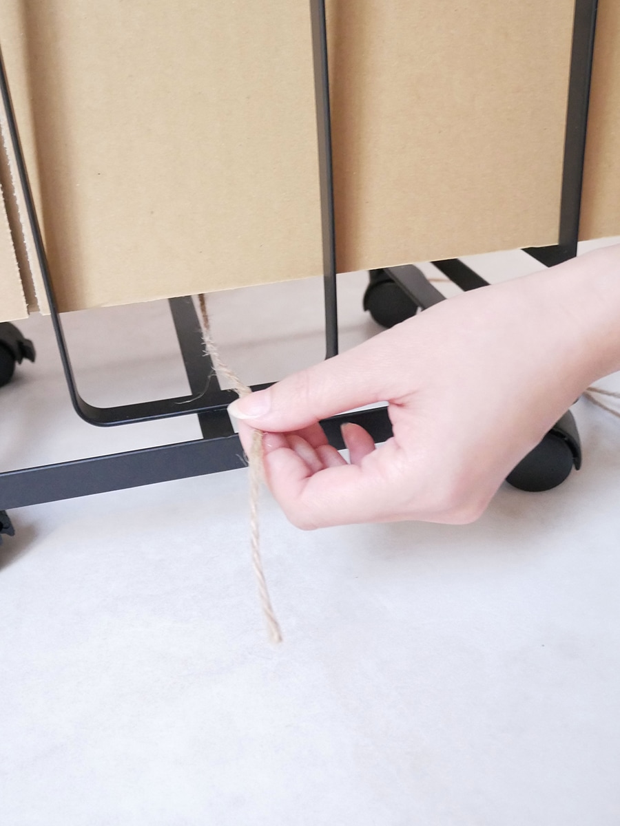 YAMAZAKI製タワー型ダンボールストッカー。スチール本体にナイロンキャスター付きで、サイズは約30×23×43.5cm、耐荷重5kg。