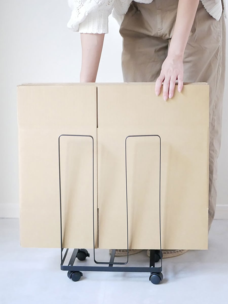 YAMAZAKI製スチールタワーダンボールストッカー。キャスター付きで約30×23×43.5cm、耐荷重5kg。オフィスや家庭で段ボールや収納用品を整理するための収納ボックス