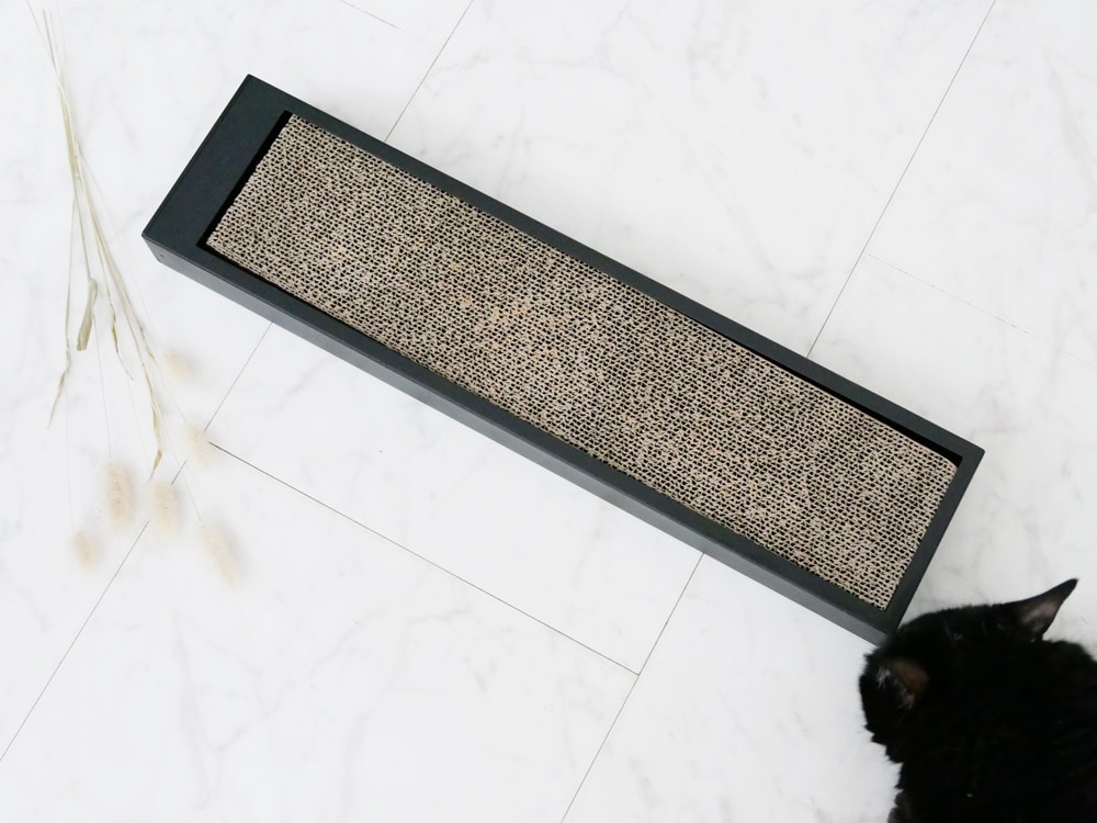 タワー（YAMAZAKI）ブランドの銀色猫用爪とぎスタンド