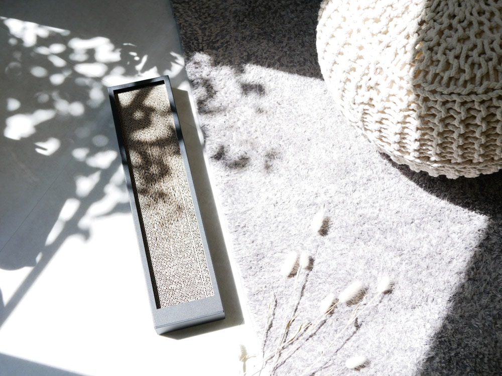 銀色のコンクリート製猫用爪とぎスタンド