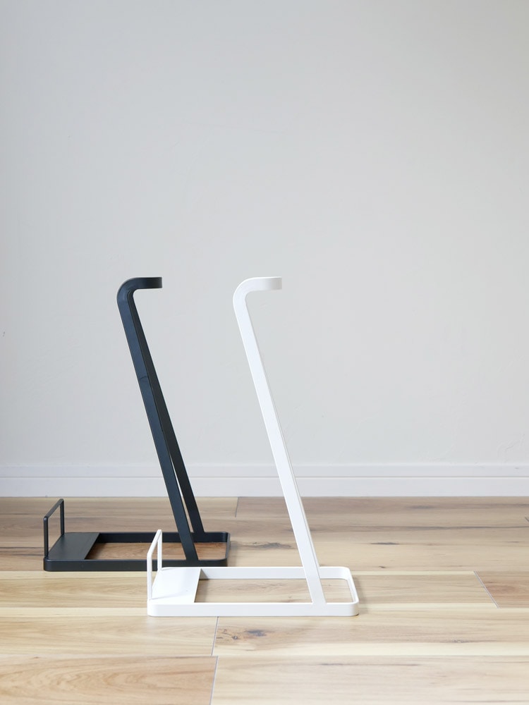 YAMAZAKI製タワー型スティッククリーナースタンド、スチール製で木目調デザイン、バランス良くスティッククリーナーを収納