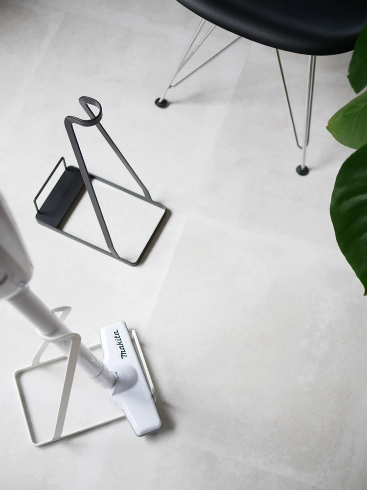 YAMAZAKIの銀色スチール製タワー型スティッククリーナースタンド