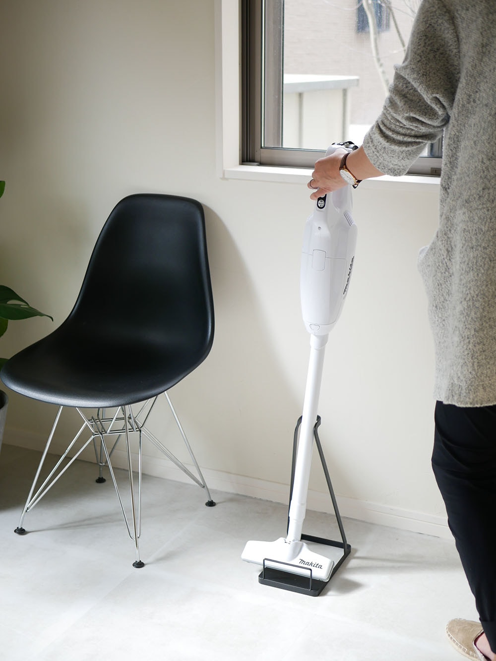 YAMAZAKI製スチールタワー型スティッククリーナースタンド、コンパクトなホーム家電