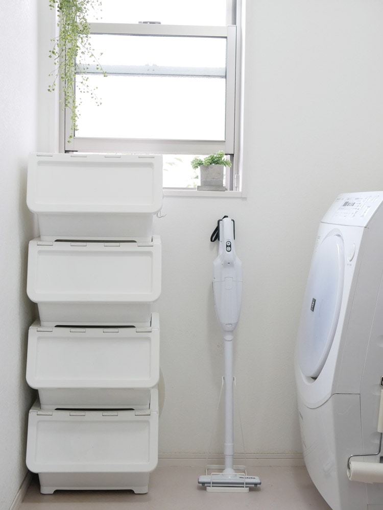 YAMAZAKI製スチールスティッククリーナースタンドが引き出し付きで家庭内に設置され、鉢植え植物が飾られている画像