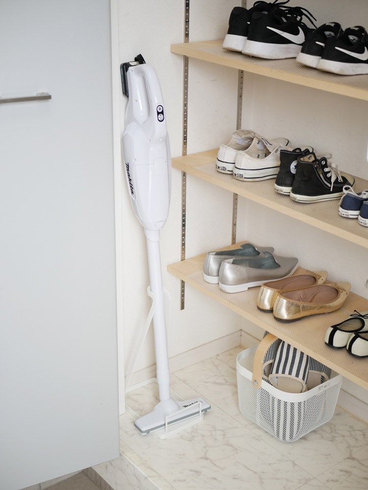 YAMAZAKI製スチール製スティッククリーナースタンド。粉体塗装された本体は約15×24×38cmで、家庭用にスティッククリーナーを安全に収納・展示します。