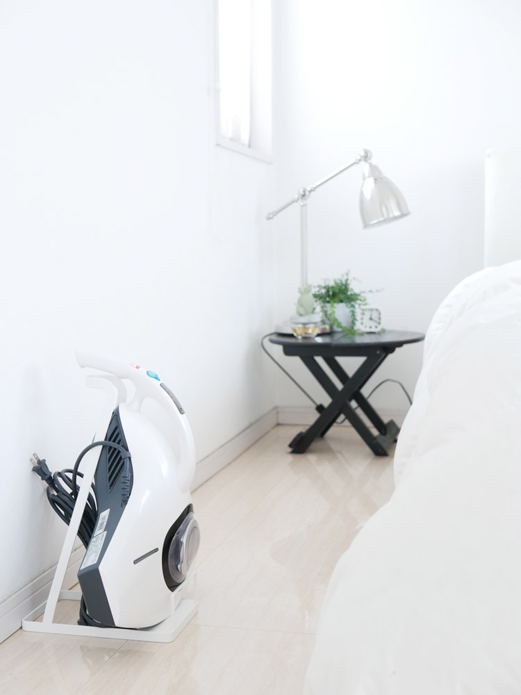 YAMAZAKI製タワー型スチール製スティッククリーナースタンド。銀色で高さ約38cm、家庭用スティッククリーナー約3kgを安定して収納できるホームアプライアンス