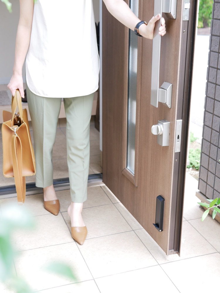 towerブランドのマグネット折り畳み式ドアストッパー。スチール製で磁石付き、使用時にドアをしっかり固定します。