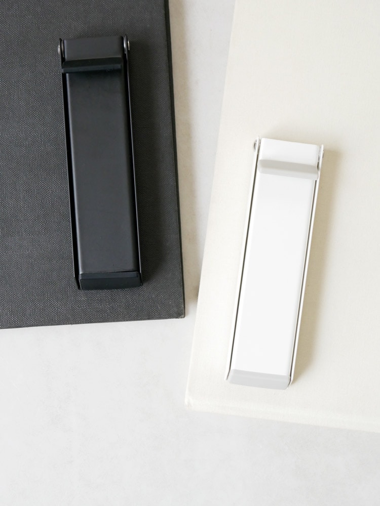 鋼製ドアにマグネットで固定された折り畳み式スマートドアストッパー