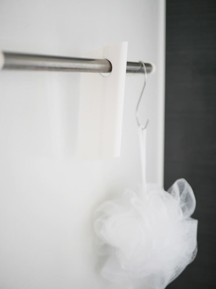 ティディ スキージー ミニをロープでハンガーに吊るしタオルを添えている