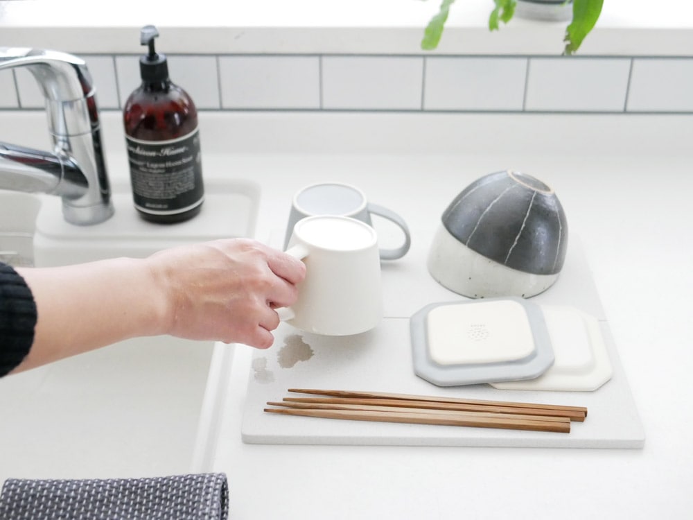 soil GEMの珪藻土ドライングボードに置かれた食器