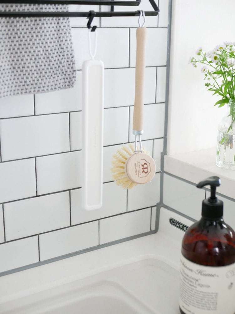 シンクに置かれたマーナECOCARATボトル乾燥スティック