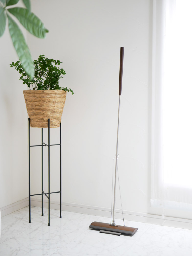 ティディフロアーワイプと木製家具が置かれたフローリング