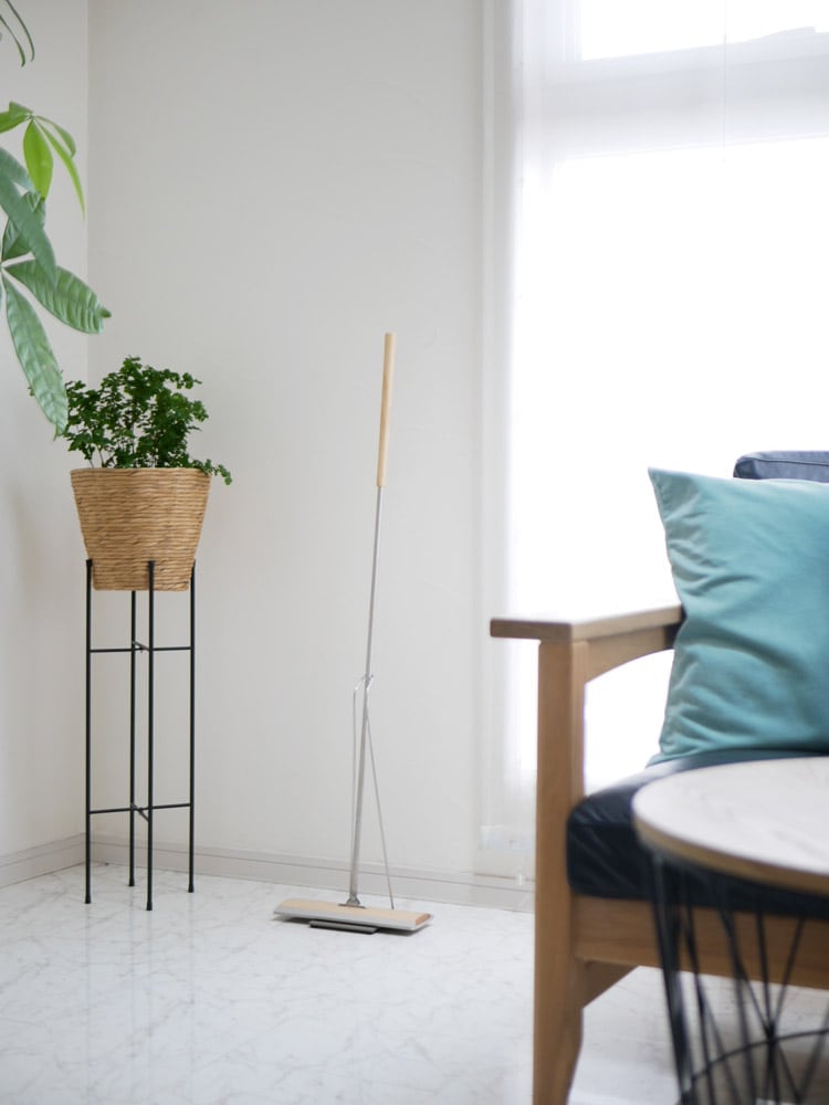 tidyのフロアーワイプが木製の床に置かれている様子