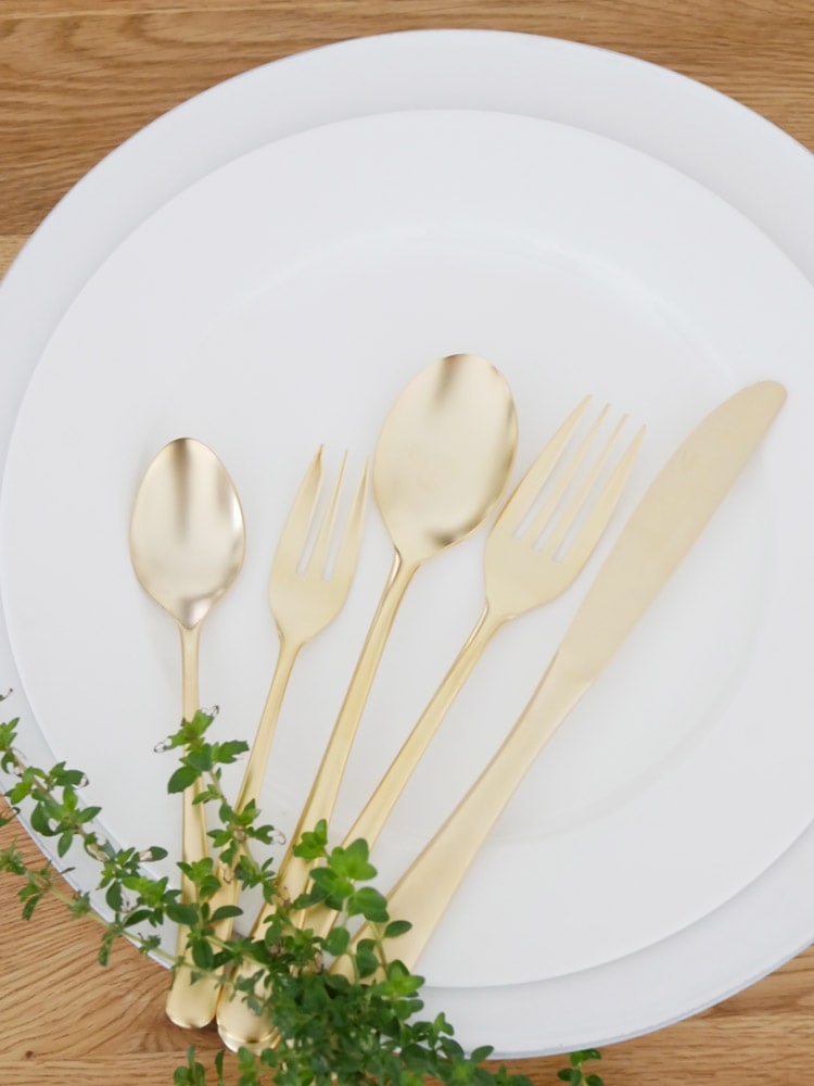 SALUS/セイラス エレガンテ、18-10ステンレスゴールド製のフォーク、スプーン、ナイフが整然と並ぶカトラリーセット