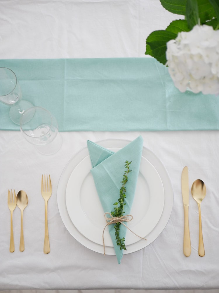 SALUSセイラス エレガンテの18-10ステンレスゴールド製カトラリーセットがテーブル上に美しく並べられている様子