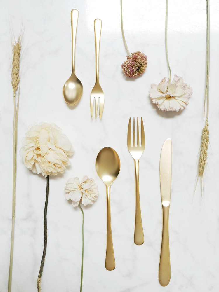 SALUSセイラス エレガンテの18-10ステンレスゴールド製カトラリーセットが並んだテーブルの写真