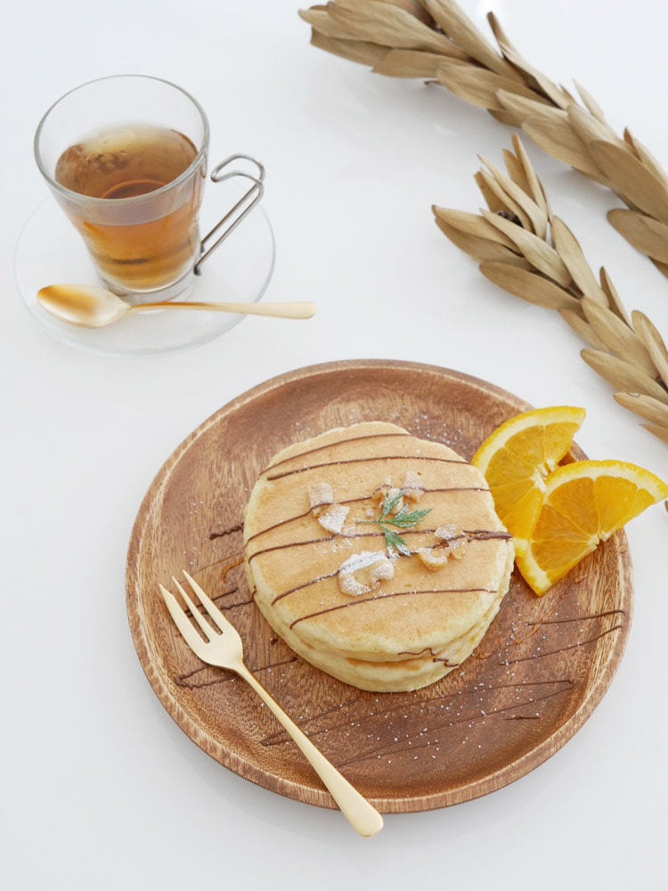 SALUSセイラスのエレガンテゴールドカトラリーセットとパンケーキやフルーツが並べられた朝食用テーブル