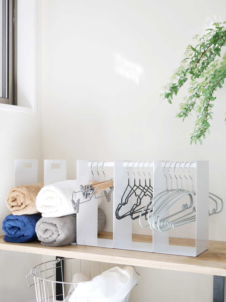 スチール製棚とハンガーのタワー収納ラック