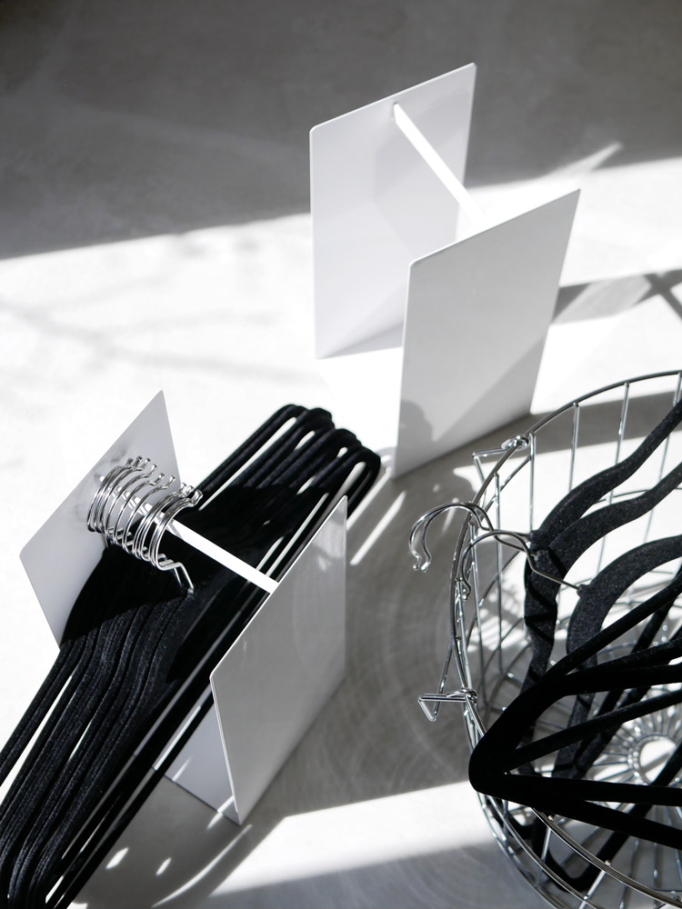 シルバー製デザインワイヤーのハンガー収納ラック