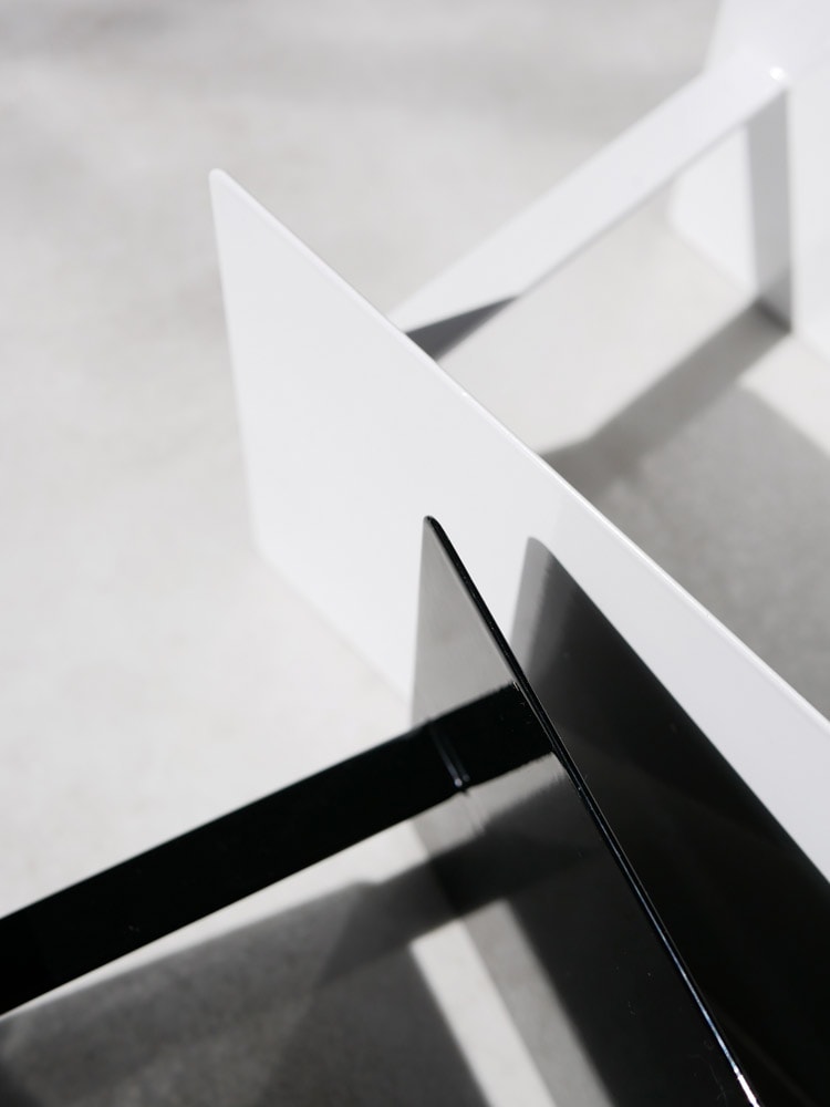 タワー製ハンガー収納ラックのモノクロ写真